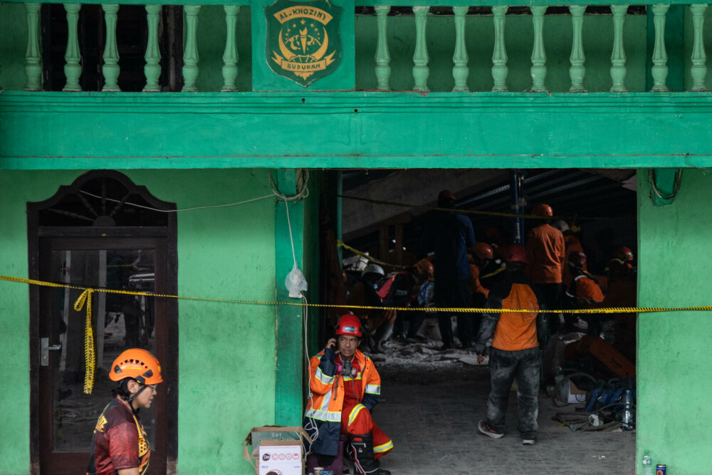 Cel puţin 91 de elevi au rămas prinşi sub dărâmături, la două zile după ce o clădire a unei şcoli s-a prăbuşit, în Indonezia - Imaginea 5