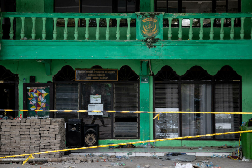 Cel puţin 91 de elevi au rămas prinşi sub dărâmături, la două zile după ce o clădire a unei şcoli s-a prăbuşit, în Indonezia - Imaginea 6