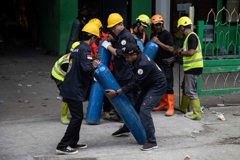 Cel puţin 91 de elevi au rămas prinşi sub dărâmături, la două zile după ce o clădire a unei şcoli s-a prăbuşit, în Indonezia - Imaginea 7