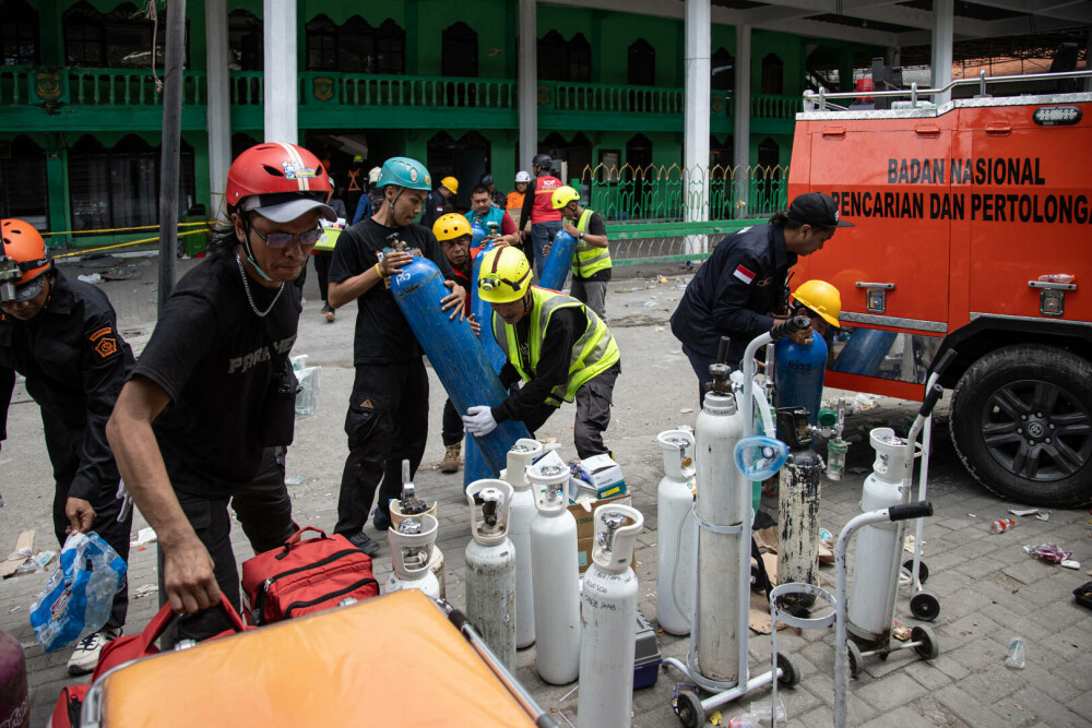 Cel puţin 91 de elevi au rămas prinşi sub dărâmături, la două zile după ce o clădire a unei şcoli s-a prăbuşit, în Indonezia - Imaginea 8