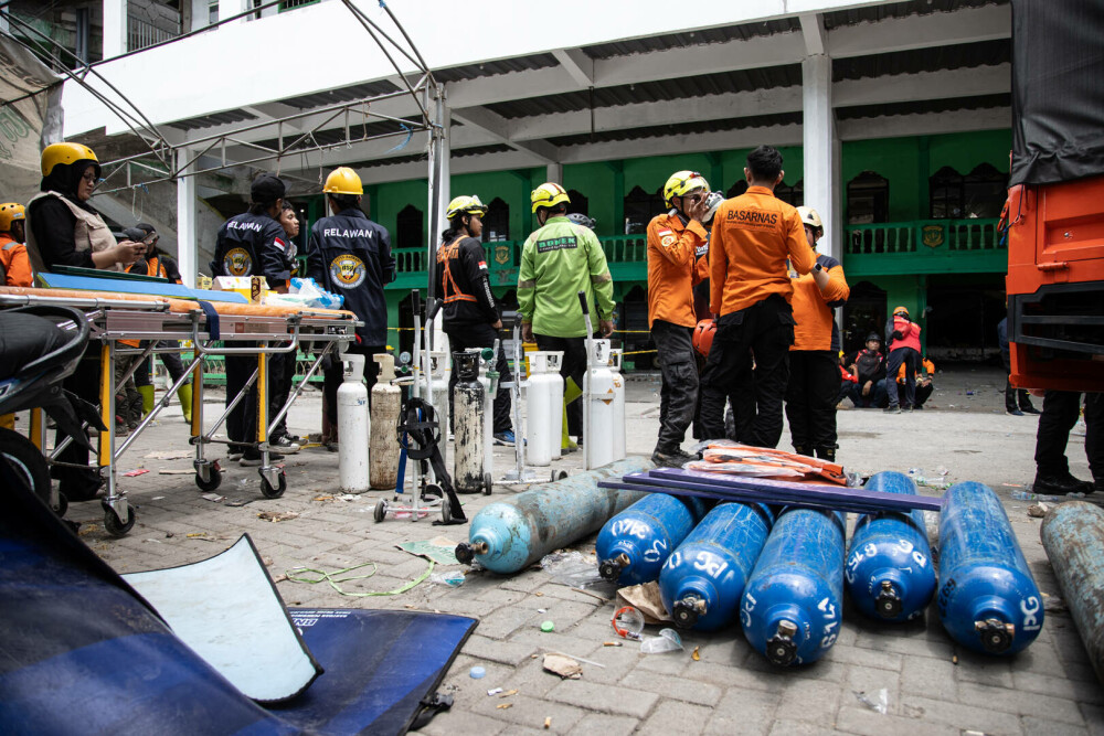 Cel puţin 91 de elevi au rămas prinşi sub dărâmături, la două zile după ce o clădire a unei şcoli s-a prăbuşit, în Indonezia - Imaginea 9