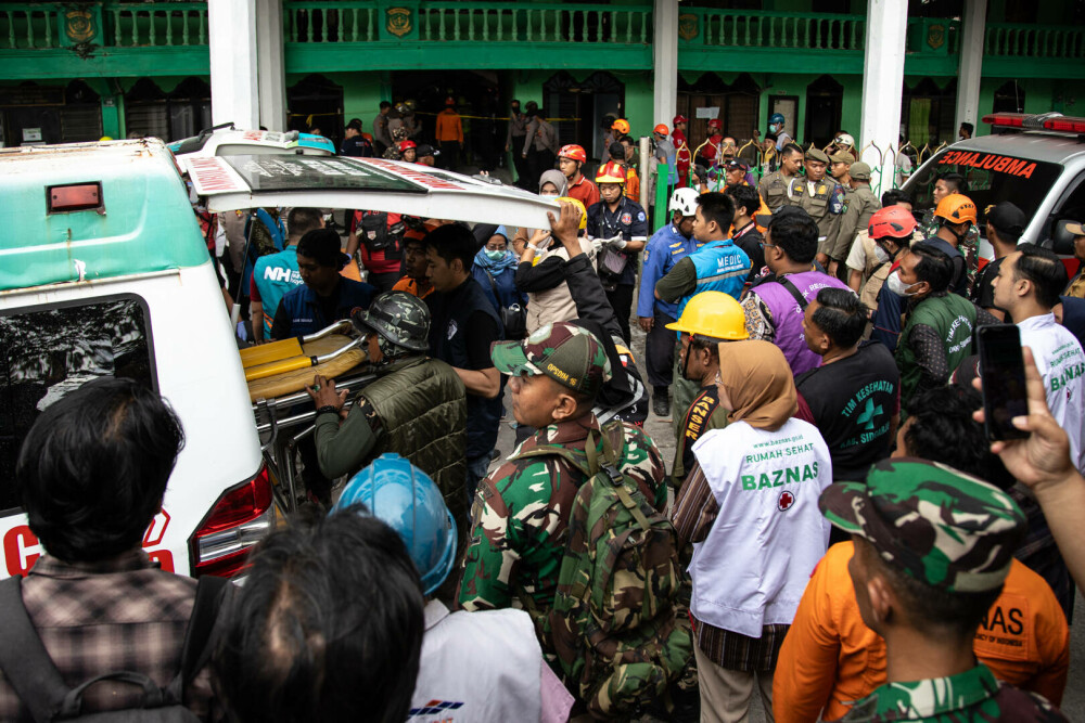 Cel puţin 91 de elevi au rămas prinşi sub dărâmături, la două zile după ce o clădire a unei şcoli s-a prăbuşit, în Indonezia - Imaginea 10