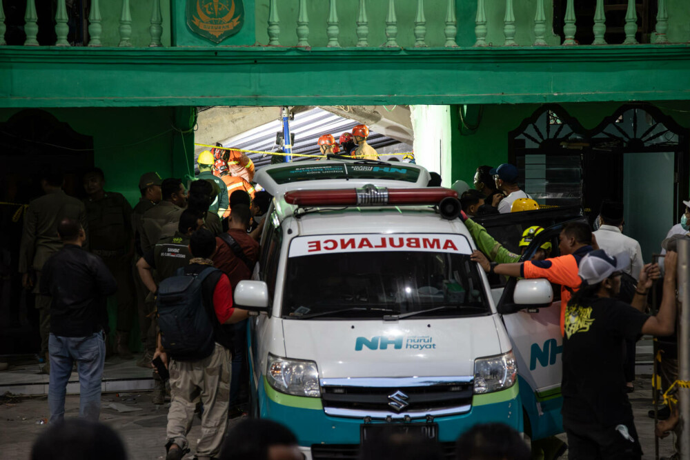 Cel puţin 91 de elevi au rămas prinşi sub dărâmături, la două zile după ce o clădire a unei şcoli s-a prăbuşit, în Indonezia - Imaginea 12