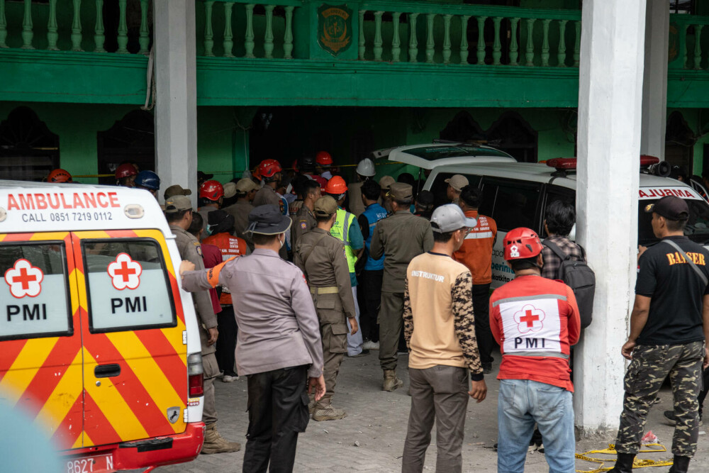 Cel puţin 91 de elevi au rămas prinşi sub dărâmături, la două zile după ce o clădire a unei şcoli s-a prăbuşit, în Indonezia - Imaginea 13