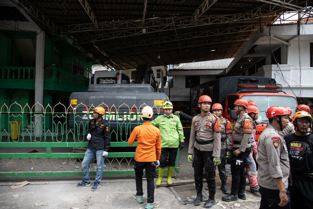 Cel puţin 91 de elevi au rămas prinşi sub dărâmături, la două zile după ce o clădire a unei şcoli s-a prăbuşit, în Indonezia - Imaginea 14