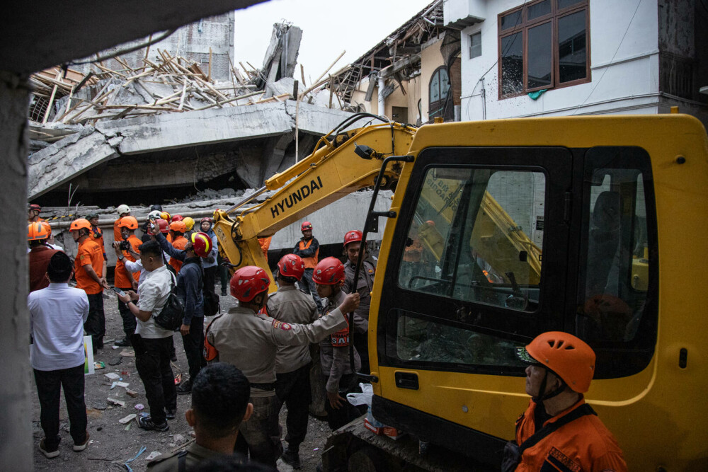 Cel puţin 91 de elevi au rămas prinşi sub dărâmături, la două zile după ce o clădire a unei şcoli s-a prăbuşit, în Indonezia - Imaginea 15