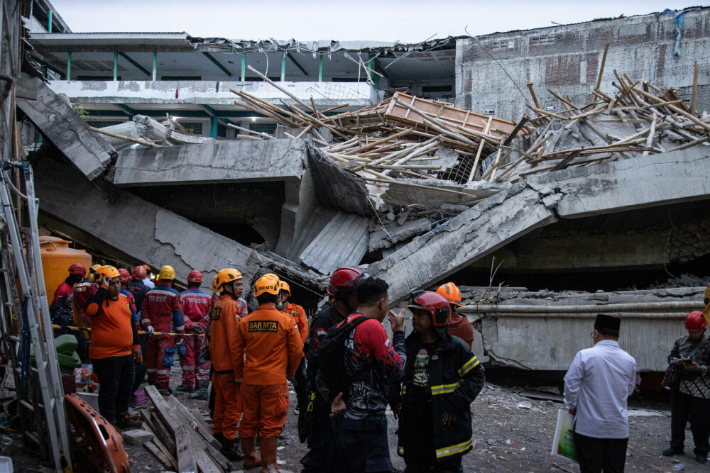 Cel puţin 91 de elevi au rămas prinşi sub dărâmături, la două zile după ce o clădire a unei şcoli s-a prăbuşit, în Indonezia - Imaginea 16
