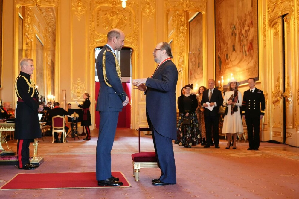 Prințul William l-a numit cavaler pe Gary Oldman la Castelul Windsor. FOTO - Imaginea 2