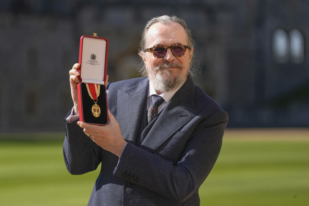 Prințul William l-a numit cavaler pe Gary Oldman la Castelul Windsor. FOTO - Imaginea 7