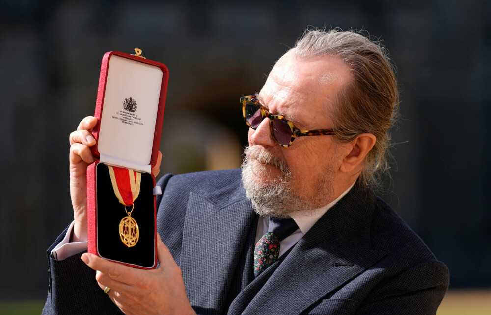 Prințul William l-a numit cavaler pe Gary Oldman la Castelul Windsor. FOTO - Imaginea 8
