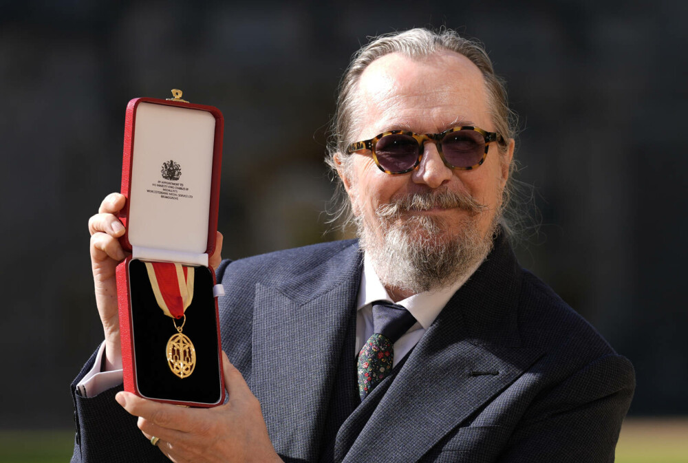 Prințul William l-a numit cavaler pe Gary Oldman la Castelul Windsor. FOTO - Imaginea 9