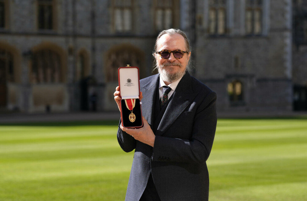 Prințul William l-a numit cavaler pe Gary Oldman la Castelul Windsor. FOTO - Imaginea 10