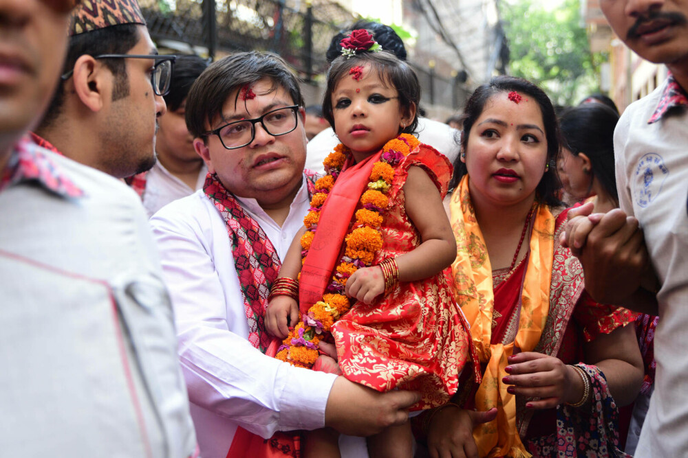 O fetiță de 2 ani a fost aleasă zeiță vie, în Nepal. Ce semnifică tradiția. GALERIE FOTO - Imaginea 2