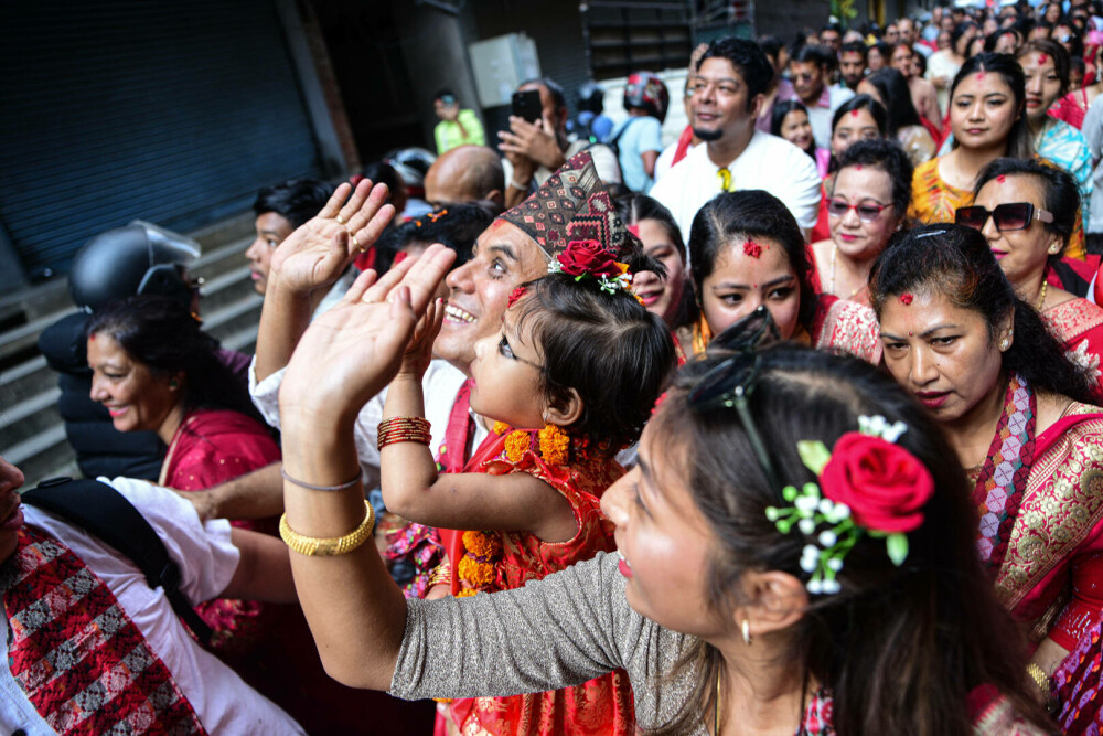 O fetiță de 2 ani a fost aleasă zeiță vie, în Nepal. Ce semnifică tradiția. GALERIE FOTO - Imaginea 3