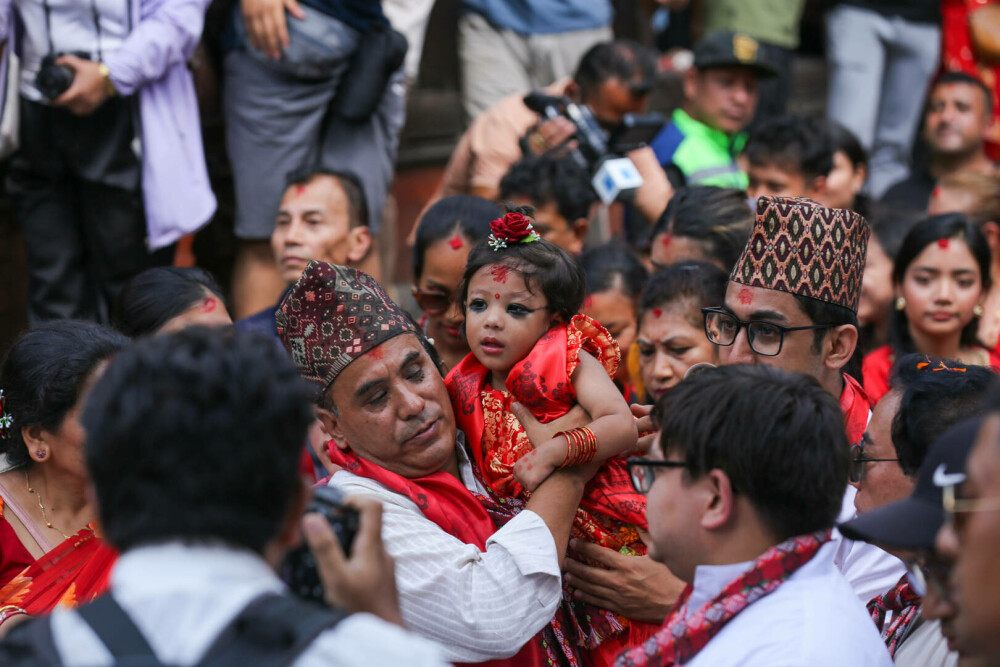 O fetiță de 2 ani a fost aleasă zeiță vie, în Nepal. Ce semnifică tradiția. GALERIE FOTO - Imaginea 6