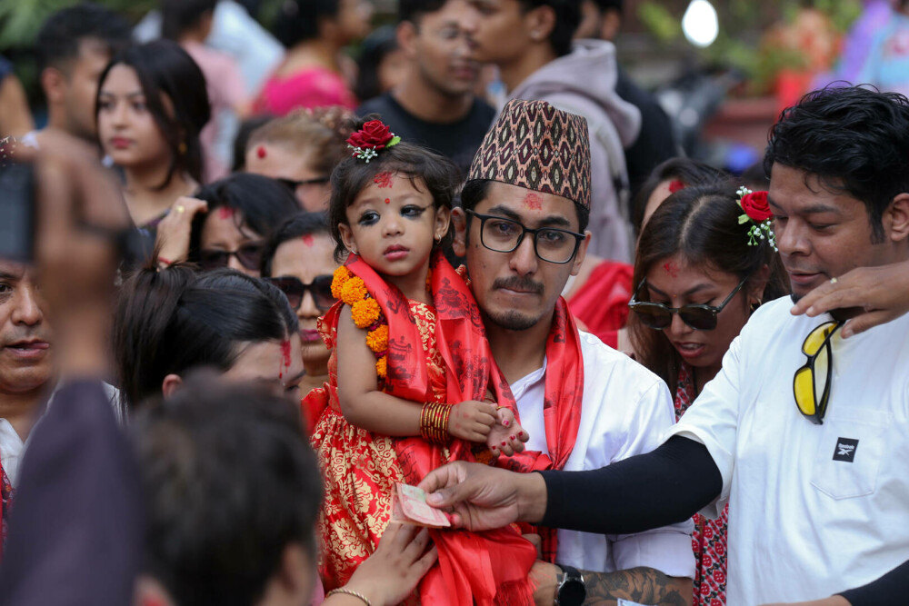 O fetiță de 2 ani a fost aleasă zeiță vie, în Nepal. Ce semnifică tradiția. GALERIE FOTO - Imaginea 7