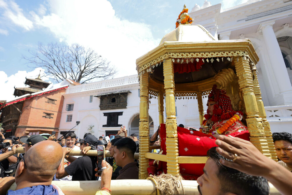 O fetiță de 2 ani a fost aleasă zeiță vie, în Nepal. Ce semnifică tradiția. GALERIE FOTO - Imaginea 8