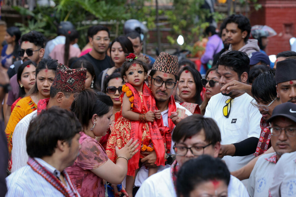 O fetiță de 2 ani a fost aleasă zeiță vie, în Nepal. Ce semnifică tradiția. GALERIE FOTO - Imaginea 9