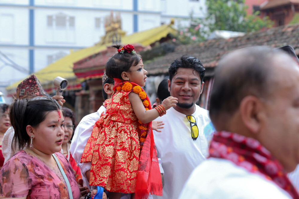 O fetiță de 2 ani a fost aleasă zeiță vie, în Nepal. Ce semnifică tradiția. GALERIE FOTO - Imaginea 10