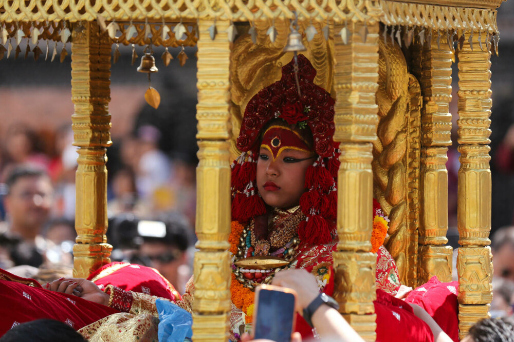 O fetiță de 2 ani a fost aleasă zeiță vie, în Nepal. Ce semnifică tradiția. GALERIE FOTO - Imaginea 11