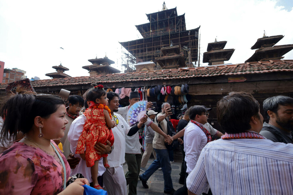 O fetiță de 2 ani a fost aleasă zeiță vie, în Nepal. Ce semnifică tradiția. GALERIE FOTO - Imaginea 12