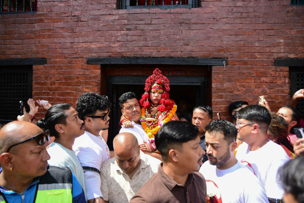 O fetiță de 2 ani a fost aleasă zeiță vie, în Nepal. Ce semnifică tradiția. GALERIE FOTO - Imaginea 13