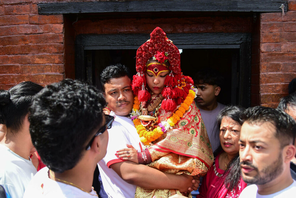 O fetiță de 2 ani a fost aleasă zeiță vie, în Nepal. Ce semnifică tradiția. GALERIE FOTO - Imaginea 14