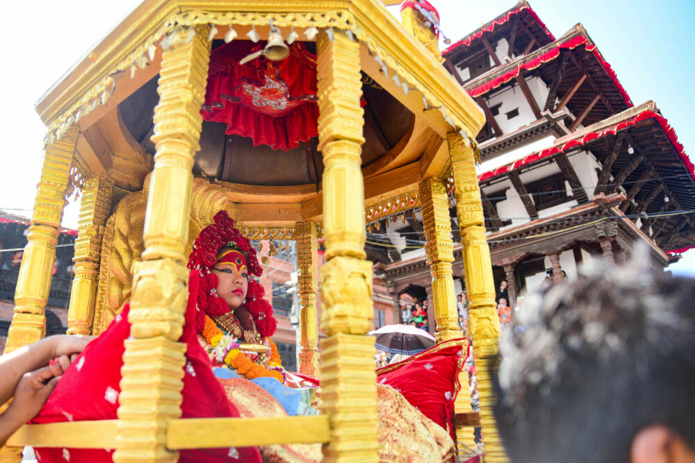 O fetiță de 2 ani a fost aleasă zeiță vie, în Nepal. Ce semnifică tradiția. GALERIE FOTO - Imaginea 15
