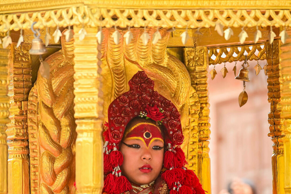 O fetiță de 2 ani a fost aleasă zeiță vie, în Nepal. Ce semnifică tradiția. GALERIE FOTO - Imaginea 16