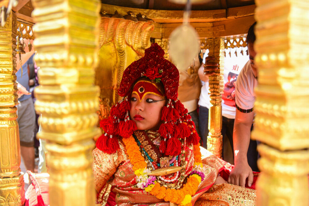 O fetiță de 2 ani a fost aleasă zeiță vie, în Nepal. Ce semnifică tradiția. GALERIE FOTO - Imaginea 17