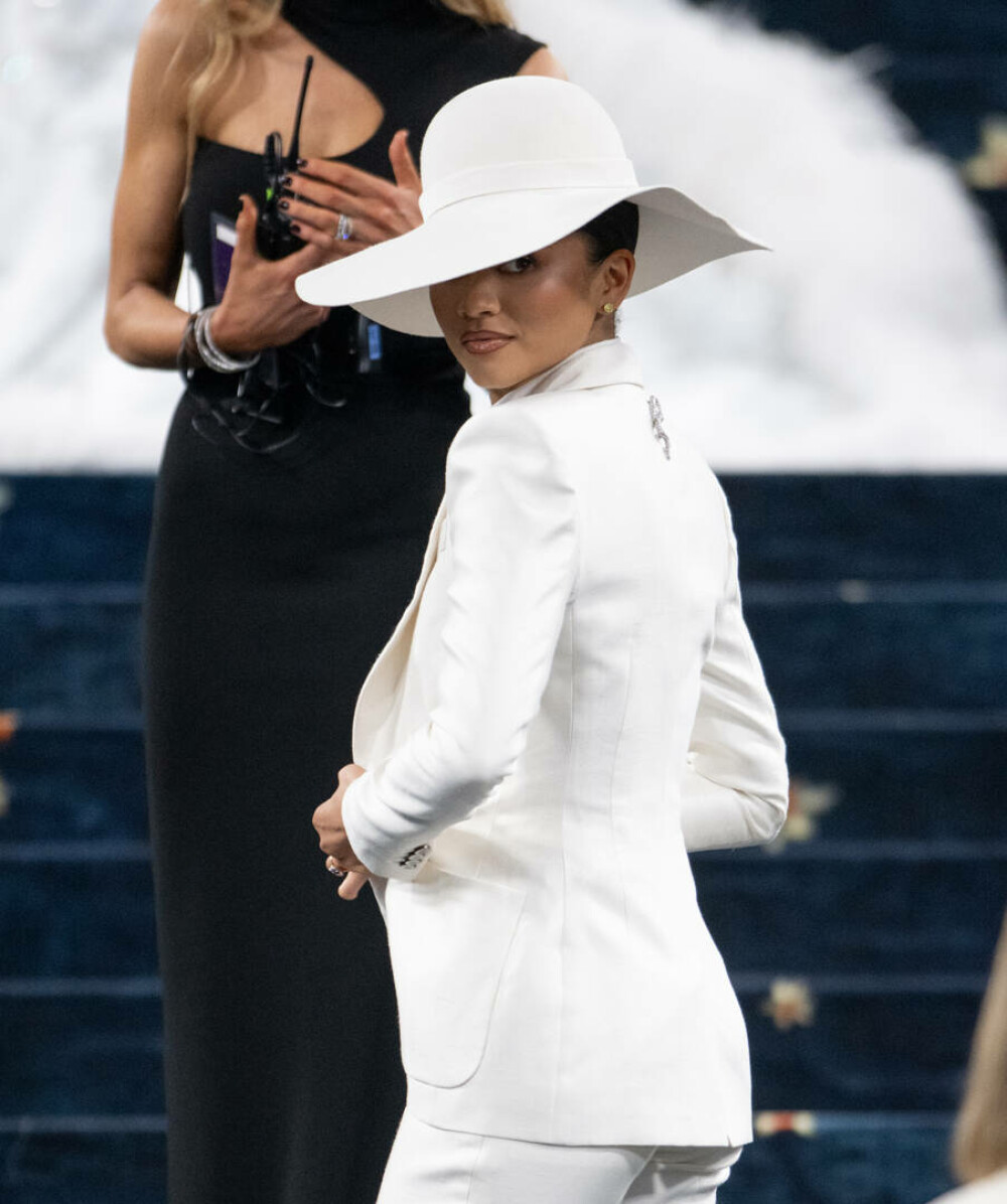 Zendaya, apariție îndrăzneață la Săptămâna Modei de la Paris. Ținuta spectaculoasă pe care a purtat-o. GALERIE FOTO - Imaginea 8