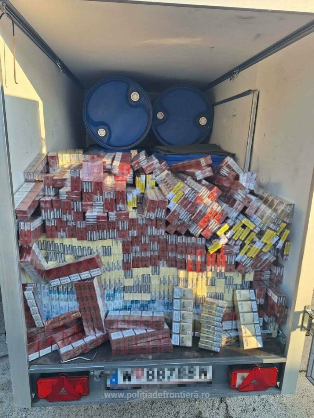 Captură de aproape 40.000 de euro într-o remorcă, descoperită în urma unui control în Timiș. Șoferul a fost reținut. FOTO - Imaginea 5