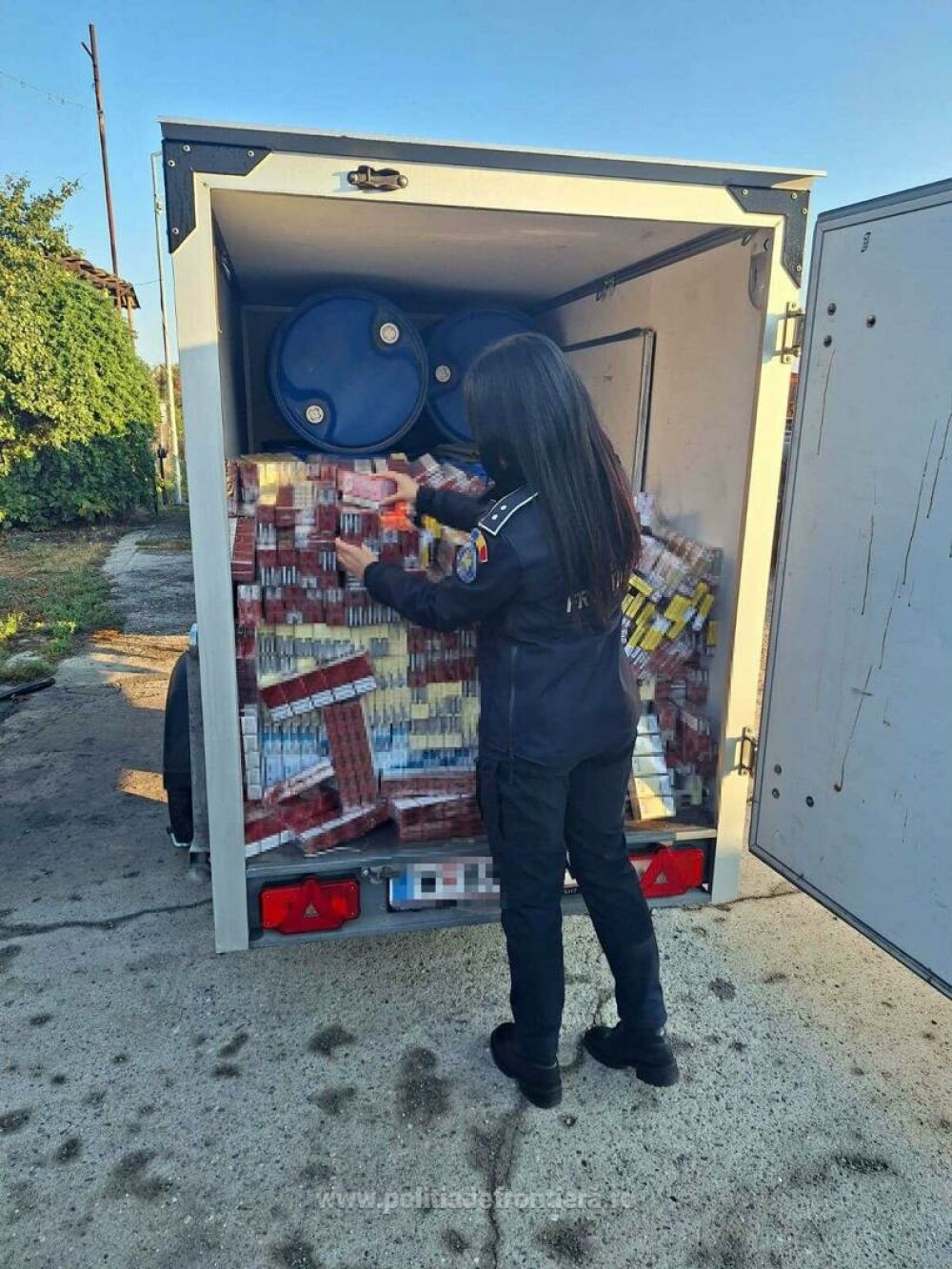 Captură de aproape 40.000 de euro într-o remorcă, descoperită în urma unui control în Timiș. Șoferul a fost reținut. FOTO - Imaginea 6