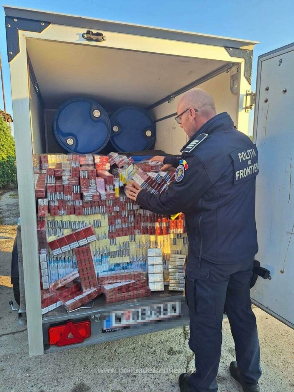 Captură de aproape 40.000 de euro într-o remorcă, descoperită în urma unui control în Timiș. Șoferul a fost reținut. FOTO - Imaginea 7