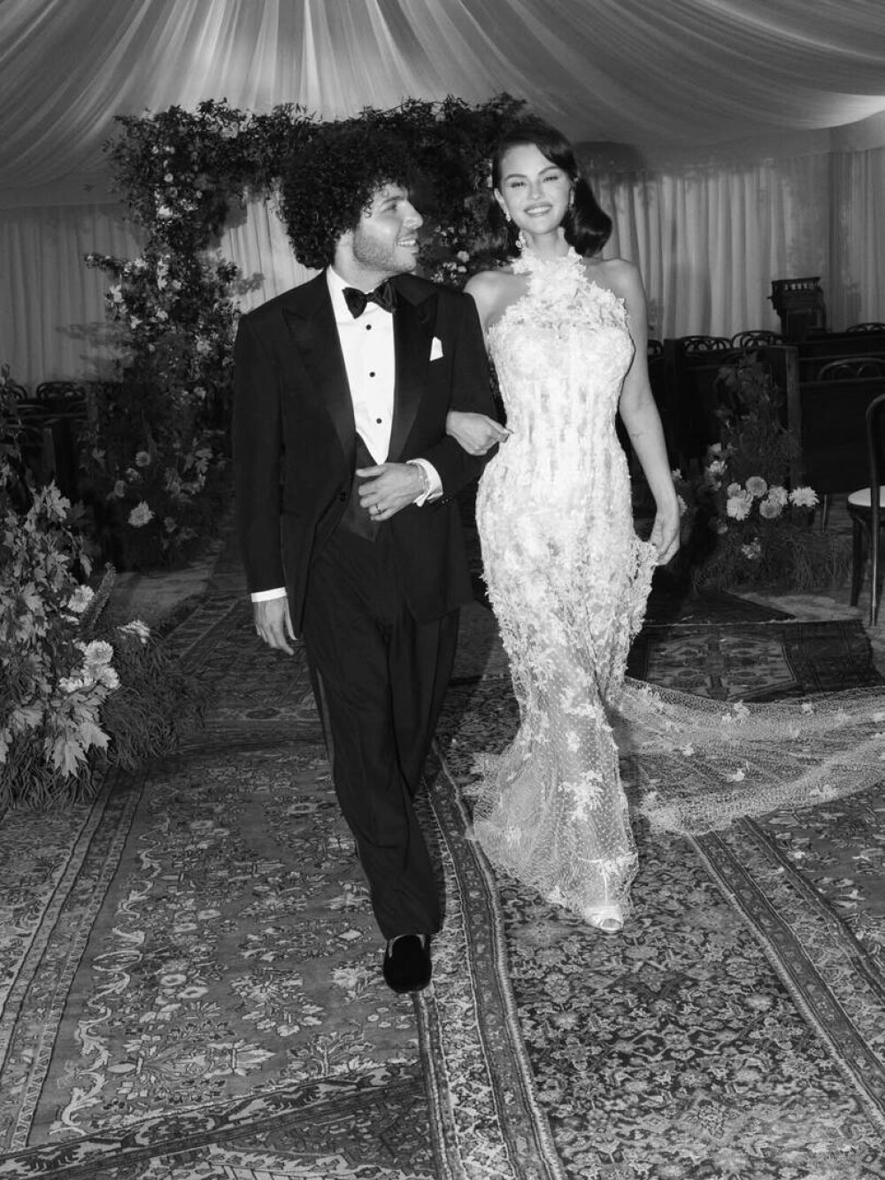 Selena Gomez și Benny Blanco, imagini noi de la nuntă. Câte rochii a avut artista. GALERIE FOTO - Imaginea 29