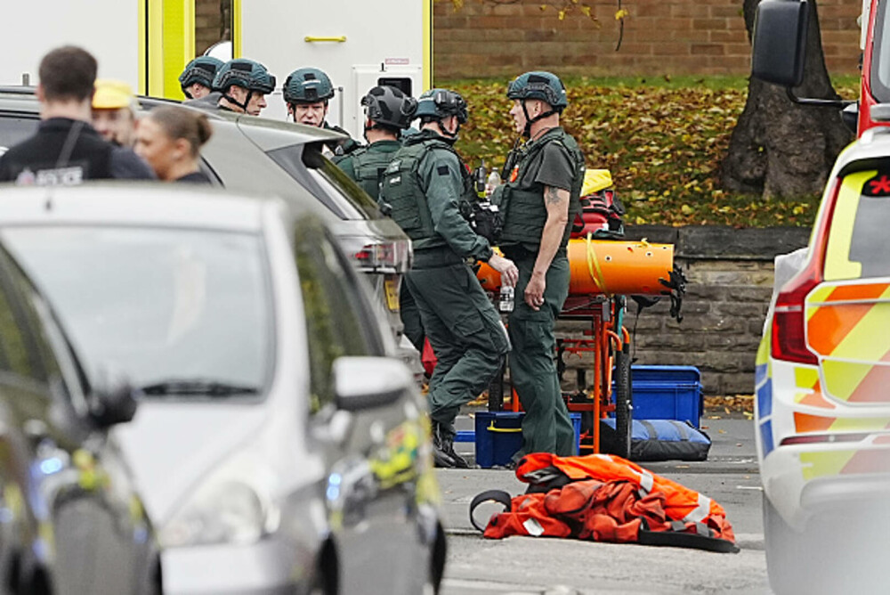 Atac armat lângă o sinagogă din Manchester. Două persoane au murit, alte trei sunt în stare gravă. Suspectul a fost împuşcat - Imaginea 2