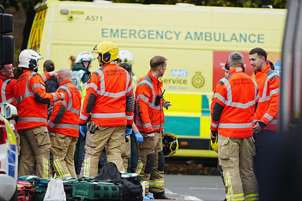 Atac armat lângă o sinagogă din Manchester. Două persoane au murit, alte trei sunt în stare gravă. Suspectul a fost împuşcat - Imaginea 6