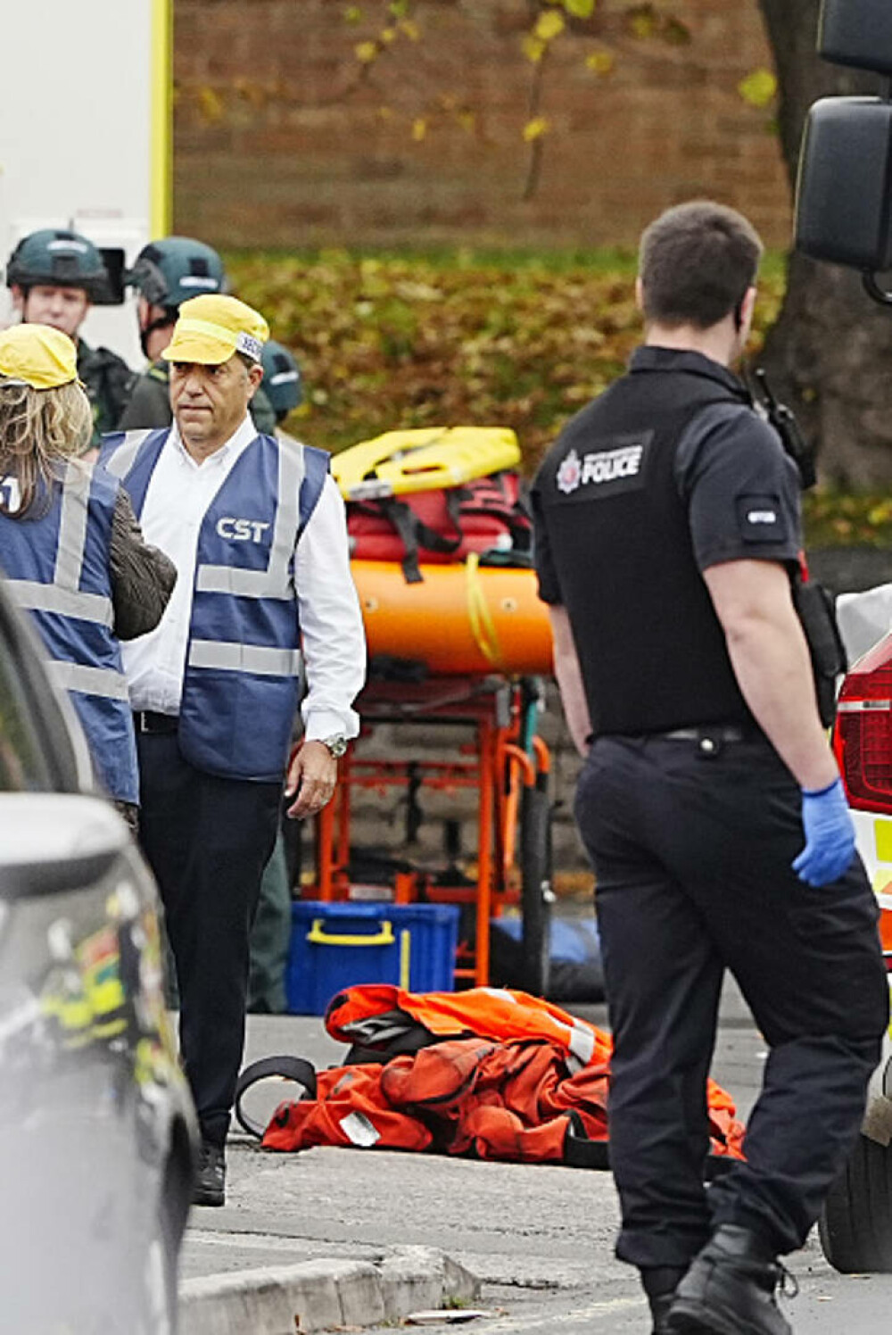 Atac armat lângă o sinagogă din Manchester. Două persoane au murit, alte trei sunt în stare gravă. Suspectul a fost împuşcat - Imaginea 9