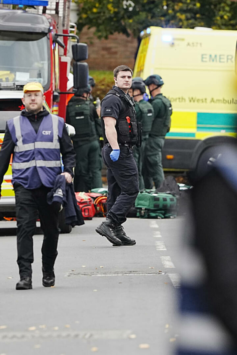 Atac armat lângă o sinagogă din Manchester. Două persoane au murit, alte trei sunt în stare gravă. Suspectul a fost împuşcat - Imaginea 10