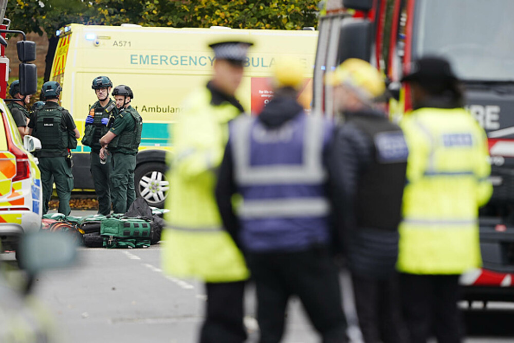 Atac armat lângă o sinagogă din Manchester. Două persoane au murit, alte trei sunt în stare gravă. Suspectul a fost împuşcat - Imaginea 11