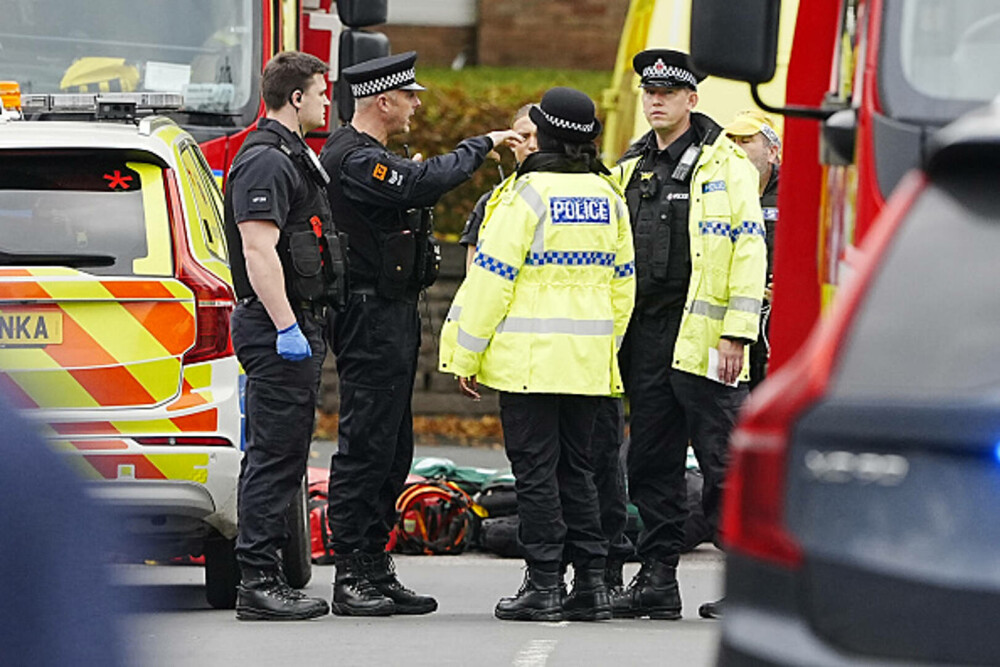 Atac armat lângă o sinagogă din Manchester. Două persoane au murit, alte trei sunt în stare gravă. Suspectul a fost împuşcat - Imaginea 12