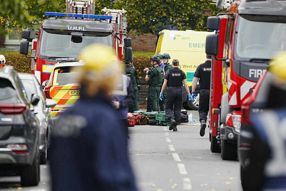 Atac armat lângă o sinagogă din Manchester. Două persoane au murit, alte trei sunt în stare gravă. Suspectul a fost împuşcat - Imaginea 13