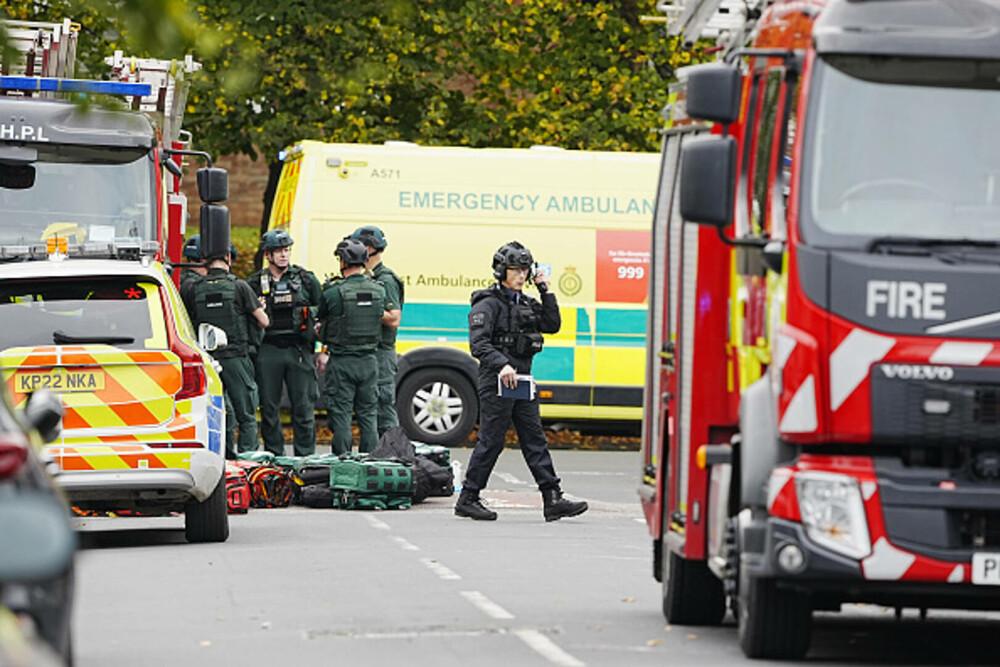 Atac armat lângă o sinagogă din Manchester. Două persoane au murit, alte trei sunt în stare gravă. Suspectul a fost împuşcat - Imaginea 14