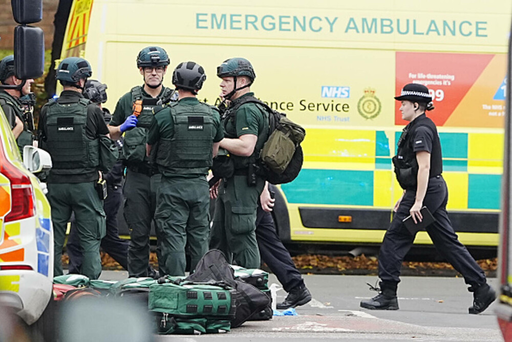 Atac armat lângă o sinagogă din Manchester. Două persoane au murit, alte trei sunt în stare gravă. Suspectul a fost împuşcat - Imaginea 15