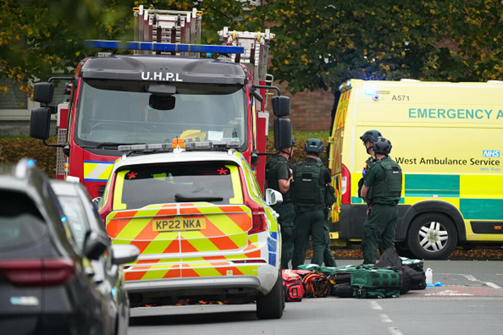 Atac armat lângă o sinagogă din Manchester. Două persoane au murit, alte trei sunt în stare gravă. Suspectul a fost împuşcat - Imaginea 17