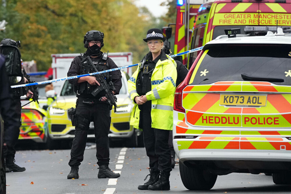 Atac armat lângă o sinagogă din Manchester. Două persoane au murit, alte trei sunt în stare gravă. Suspectul a fost împuşcat - Imaginea 19