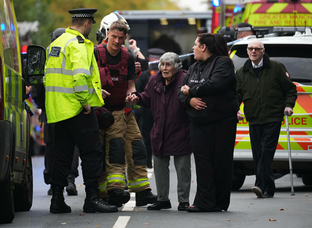 Atac armat lângă o sinagogă din Manchester. Două persoane au murit, alte trei sunt în stare gravă. Suspectul a fost împuşcat - Imaginea 21