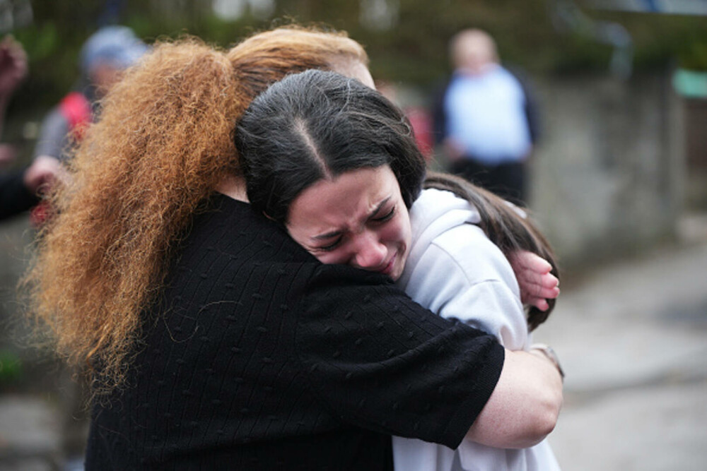 Atac armat lângă o sinagogă din Manchester. Două persoane au murit, alte trei sunt în stare gravă. Suspectul a fost împuşcat - Imaginea 24