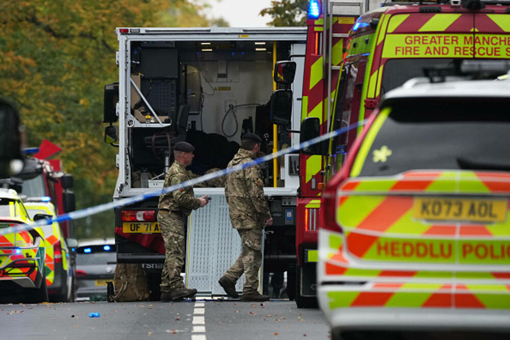 Atac armat lângă o sinagogă din Manchester. Două persoane au murit, alte trei sunt în stare gravă. Suspectul a fost împuşcat - Imaginea 25