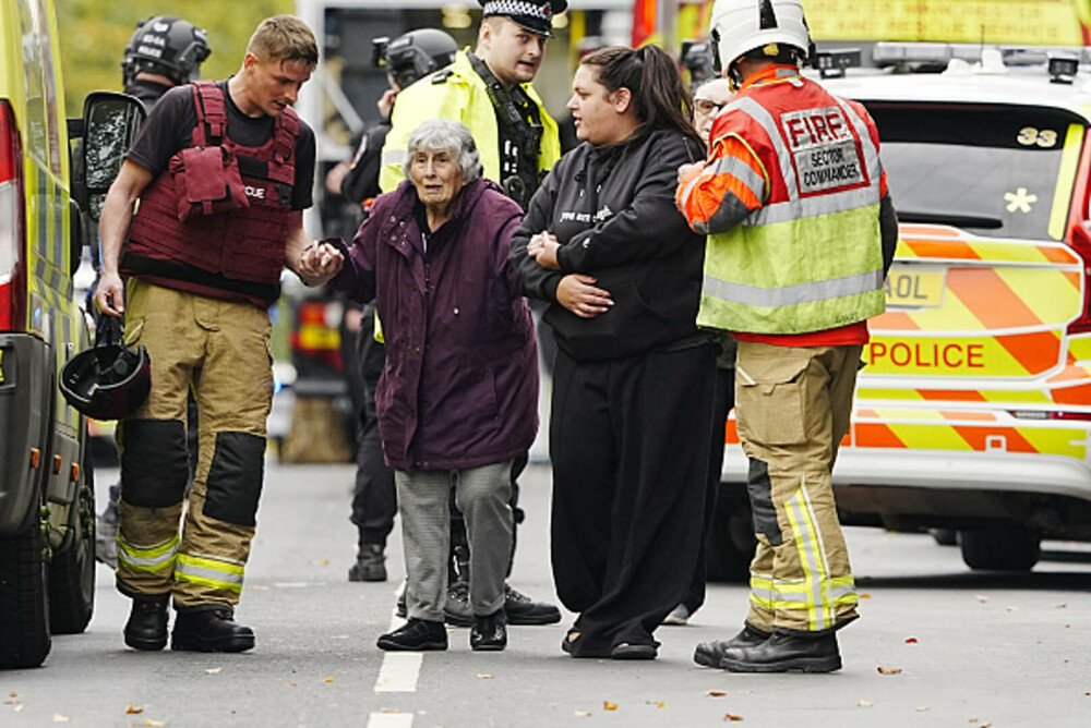 Atac armat lângă o sinagogă din Manchester. Două persoane au murit, alte trei sunt în stare gravă. Suspectul a fost împuşcat - Imaginea 26